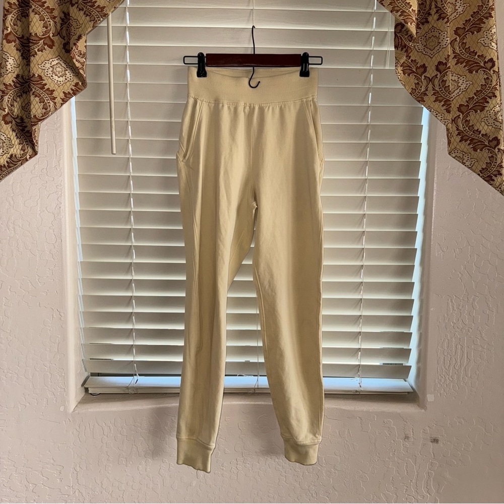 EUC, Lululemon LA Warm Down High-Rise Jogger, Lemon Chiffon, Size 4, NO PILLING! - Picture 4 of 7